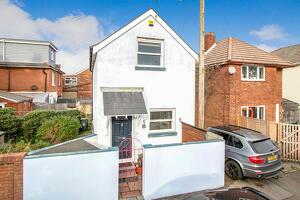 Picture #0 of Property #1420186341 in Scotter Road, Bournemouth BH7 6LY