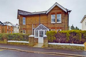 Picture #0 of Property #1640440641 in Tamworth Road, Bournemouth BH7 6JG