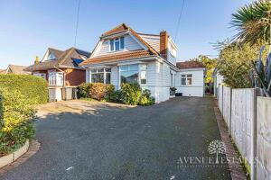 Picture #0 of Property #1698436341 in Hill View Road, Bournemouth BH10 5BH